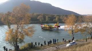 Canadair CL-415 Löschflugzeug bei der Wasseraufnahme