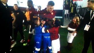 Totti travolto dai bambini - Totti beautiful moment with mascotte