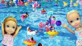 Super FLOATIES party ! Elsa and Anna toddlers - pool - Barbie - lazy river - water fun splash