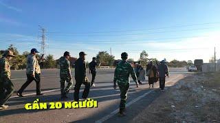 Nearly 20 people have come to support Master Minh Tuệ at the Thai border.