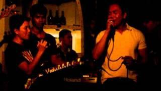 PIER 1 BAR IN CEBU JAMMED WITH LOCAL BAND (THE RAVE)