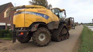 Maïs 2012 | New Holland 9040 op rupsen samen met een Terragator 2104 op rupsen | Wet harvest| Bomhof