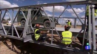 Ingenieros de la UME construyendo un puente Mabey