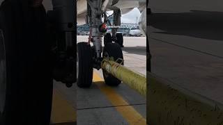 External connecting tow barless pushback A321neo #aviation #shorts #travel