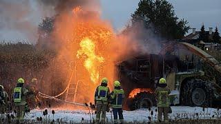 Brand eines Maishäckslers bei Ichenhausen löst Feuerwehreinsatz aus