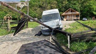 Cornel o Trântit Căsuța lui Tiberiu în Poarta de la Căsuța din Padure !