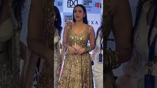 Karisma kapoor Lakmē Fashion Week  ramp walk