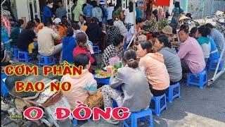 Đông khủng khiếp tại quán cơm phần 0 đồng dành cho người lao động