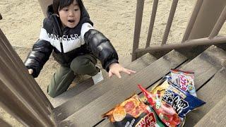 レオくんが公園でお菓子を探してみた！Part2 トイキッズ