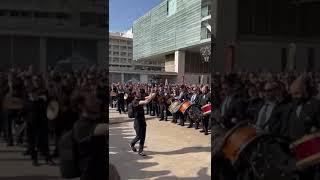 Més de 300 músics interpreten l'himne de la Comunitat en la plaça de l'Ajuntament de Benidorm