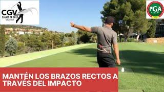 Mantén los brazos rectos a través del impacto- Consejos de Golf en Español