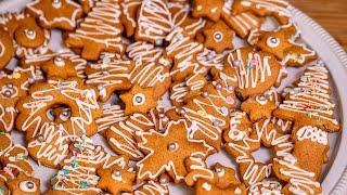 Easy Gingerbread Cookies with Honey, Decorated with Royal Icing the best recipe CC | Savori Urbane