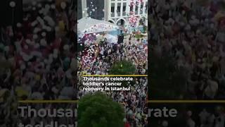 Thousands of people celebrate toddler’s cancer recovery in Istanbul | AJ #shorts