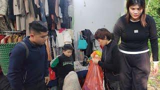 Father and son went to the market to buy clothes and candy to prepare for the traditional Tet