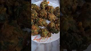moong dal palak pakora#pakorarecipe#dalpakora#palakpakodi#pakoda# How to cook pakora#viral#shorts