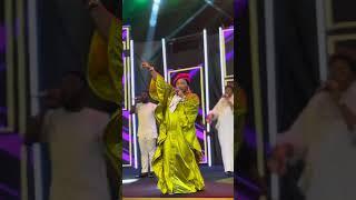 mercychinwo shakes Ghana women in worship .#nigeria #nigeriamusic #mercychinwo