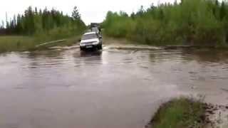 Lada Niva vs Chevrolet  Niva off road in water [4x4]