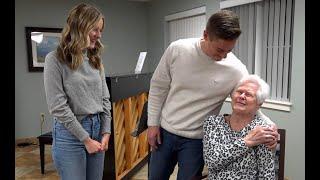 Blind woman stunned when Mat and Savanna Shaw show up and sing to her and her family