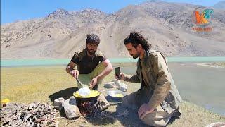 رافع و قاسمی در کنار حوض انجمن چپس پخته کردن