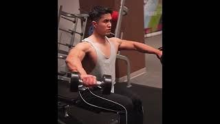 shoulder workout dumbell / @Gabriel Valantino