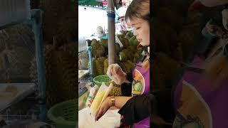 Beautiful Thai Girl cutting and selling big Durian fruit  สาวสวยกำลังตัดขายทุเรียนผลใหญ่ Street Food