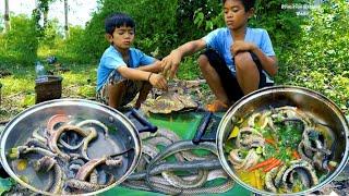 Primitive Natural World Smart Boys Catch n Cook Snake Soup Eating Delicious #primitivenaturalworld