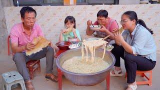 【乡村的味道】陕西农家美食-搅团鱼鱼，浇上西红柿汁，这也太好吃了吧！