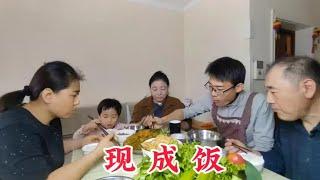 小娜和婆婆车库腌菜，大儿子给我们做的饭，炖豆角