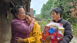 Tu Dung was delighted and happy to see her beloved mother again.