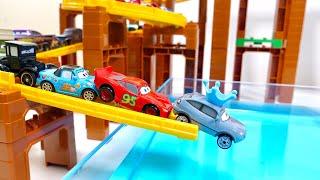 『カーズ』色んなカーズのミニカーがトミカのスロープを登り坂道を走る。Cars minicars run down Tomica's Slope