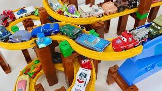 『カーズ』色んなカーズのミニカーがトミカのスロープを登り坂道を走る。Cars minicars run down Tomica's Slope