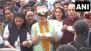 Chai pe charcha ! Himachal ki beti #KanganaRanaut enjoying tea with people of Mandi