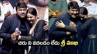 Sreemukhi Tight Hug To Megastar Chiranjeevi @ Bhola Shankar Pre Release Event | TV5 Tollywood