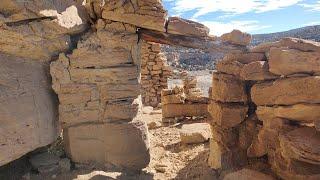 Hiking in Jasis Canyon. Defensive Ruins.