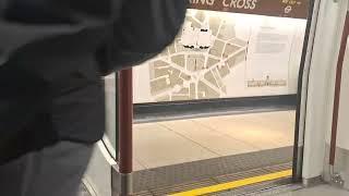 Bakerloo line 1972 stock doors opening and closing