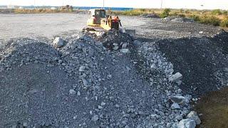 Perfectly Expert Driver SHANTUI Bulldozer Moving Stones In Deep Level With Terrible Dirt For Fill