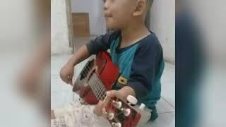 ALFA LAGI BELAJAR MAIN GITAR DAN MENGHAFAL LAGU TAYO || ALFARIZI CHANNEL