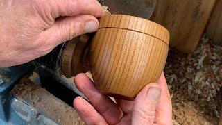 Richard Raffan turns an endgrain cup