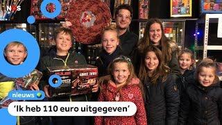 Kinderen kopen vuurwerk voor Oud en Nieuw 