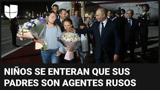 ¿Por qué Vladimir Putin habló en español al recibir a estos agentes y su familia en Moscú?