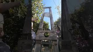 voici La Guillotine cette machine qui va mettre fin à la vie du condamné