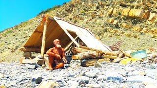 7 days of life by the sea. Day 5. Building a hut by the sea.