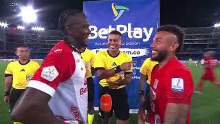 ¡Gracioso cruce entre Hugo Rodallega y Duván Vergara en el América vs. Santa Fe!