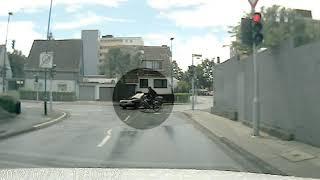 Fahrradfahrer übersehen beim Links abbiegen! :-) Glück gehabt! B/ASF Fahrschule Ludwig Düsseldorf