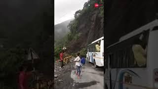 नैनीताल में पहाड़ खिसकने से बस छोड़ भागे 14 पैसेंजर, वीडियो आया सामने | Landslide | Uttarakhand