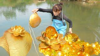 The golden clam bites a green snake, and the girl rescues and retrieves gold, pearls, and diamonds