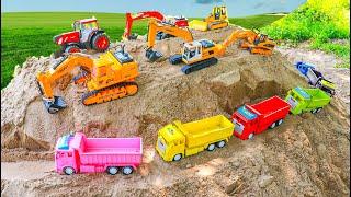 เล่นรถของเล่นก่อสร้างบนกองทราย - รถแม็คโครและรถบรรทุกตักดิน  Excavator and truck with sand