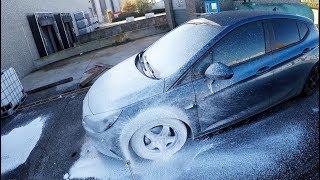 Cleaning a dirty car with Nerta High Foam Cleaner