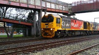 Locomotives DL 9112 and DXB 5074 heading north with a freight train at Te Kūiti, Aotearoa.