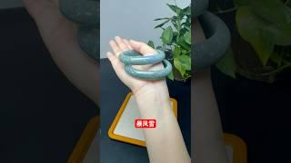 吸睛款-梦幻独特暴风雪️ 冰封一整个暴风雪的特色镯，青绿飘紫，雪花灵动飘逸、洋洋洒洒，意境感满满。#翡翠手鐲 #翡翠手镯定制 #feicui #jade #暴风雪 #特色镯 #危地马拉翡翠